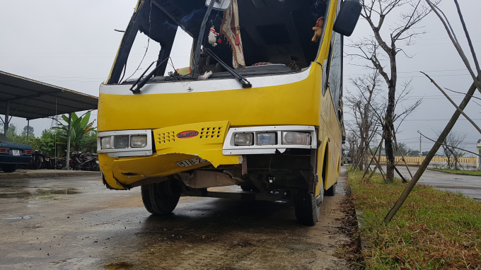 Chiếc xe kh&aacute;ch gặp nạn khiến 2 h&agrave;nh kh&aacute;ch tử nạn.