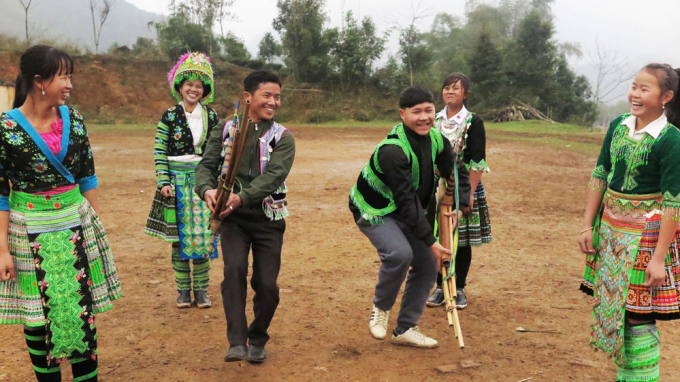Đội văn nghệ tập m&uacute;a kh&egrave;n &ldquo;Xu&acirc;n về bản M&ocirc;ng&rdquo;.