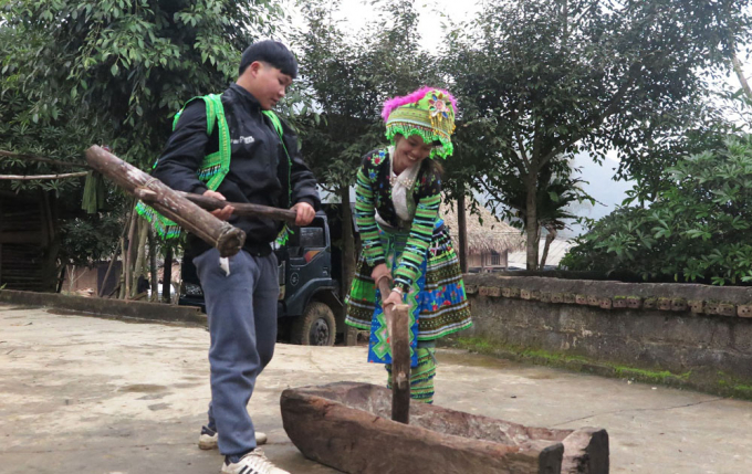 Đ&ocirc;i nam nữ chuẩn bị gi&atilde; b&aacute;nh c&uacute;ng tổ ti&ecirc;n.