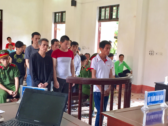 C&aacute;c bị c&aacute;o trước v&agrave;nh m&oacute;ng ngựa trong phi&ecirc;n x&eacute;t xử sơ thẩm&nbsp;TAND huyện B&aacute;t X&aacute;t.