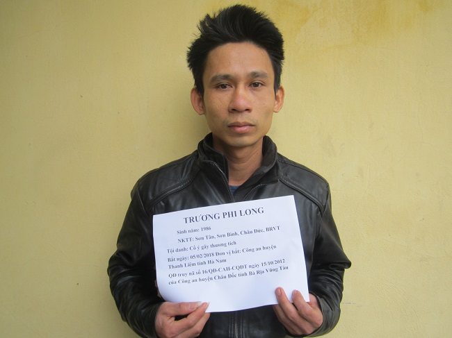 C&ocirc;ng an huyện Thanh Li&ecirc;m, H&agrave; Nam đ&atilde; bắt được đối tượng trốn truy n&atilde; 8 năm Trương Phi Long khi&nbsp; đang lẩn trốn trong ch&ugrave;a.