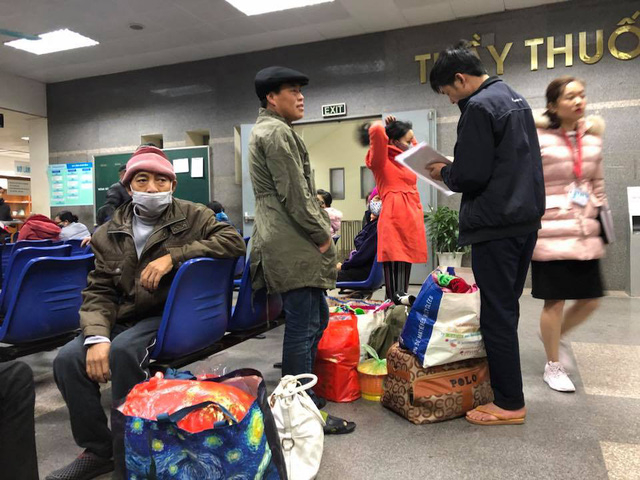 Ngay từ đầu giờ s&aacute;ng, nhiều người bệnh đ&atilde; thu dọn đồ, thấp thỏm mong ng&oacute;ng được về nh&agrave;.