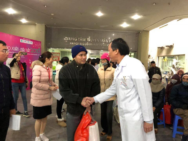 TS Bạch Quốc Kh&aacute;nh, Viện trưởng Viện Huyết học v&agrave; Truyền m&aacute;u ch&uacute;c Tết, tiễn c&aacute;c bệnh nh&acirc;n về qu&ecirc;.