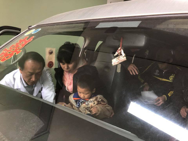 Sắp xếp chỗ ngồi chu đ&aacute;o cho hai mẹ con bệnh nh&acirc;n.