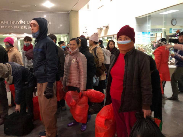 Bệnh nh&acirc;n được xếp h&agrave;ng theo c&aacute;c tuyến để kh&ocirc;ng c&oacute; t&igrave;nh trạng l&ecirc;n nhầm xe.