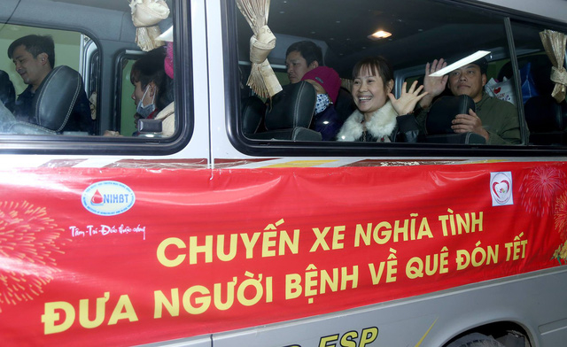 Đ&uacute;ng 10h30, xe chuyển b&aacute;nh đưa c&aacute;c bệnh nh&acirc;n về ăn Tết.