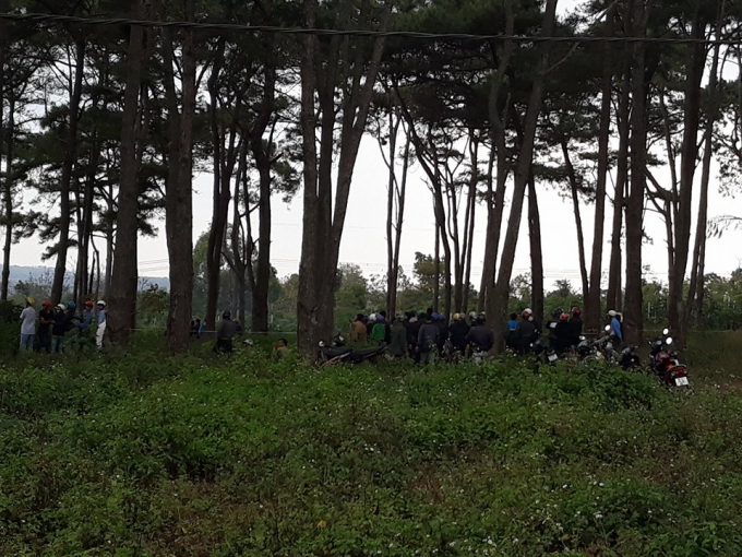 Lực lượng chức năng đang kh&aacute;m nghiệm hiện trường