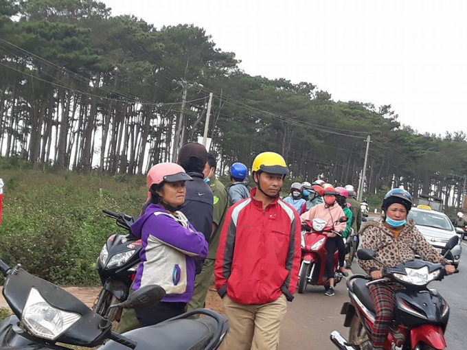 Nhiều người d&acirc;n hiếu k&igrave; đến xem