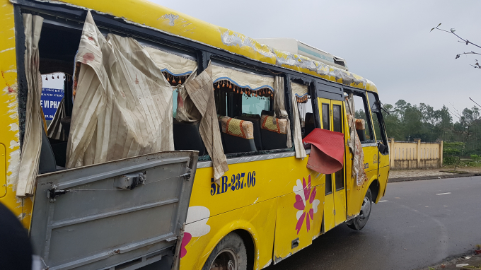 Hiện trường chiếc xe lật khiến 13 h&agrave;nh kh&aacute;ch thương vong.