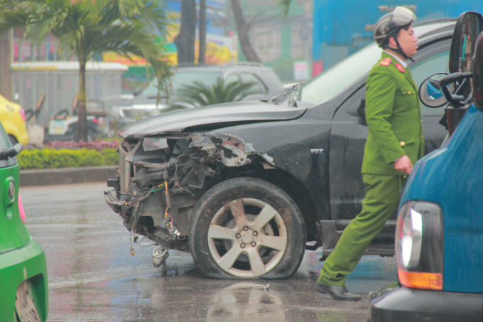 Đầu chiếc xe bị biến dạng, nổ lốp sau khi lao v&agrave;o cột đ&egrave;n. (Ảnh: Hải Long).