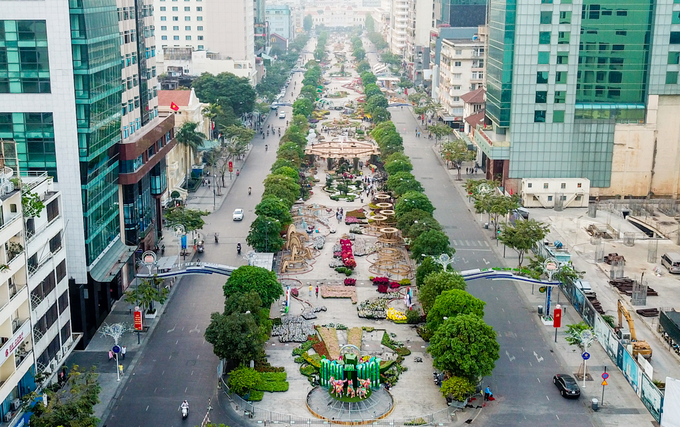 Sau gần nửa th&aacute;ng thi c&ocirc;ng, đường hoa Nguyễn Huệ xu&acirc;n Mậu Tuất đ&atilde; ho&agrave;n thiện cơ bản để kịp khai trương v&agrave;o 28 Tết. Đường hoa d&agrave;i 720 m, k&eacute;o d&agrave;i từ UBND đến đường T&ocirc;n Đức Thắng. Đ&acirc;y l&agrave; năm thứ 15, TP HCM tổ chức đường hoa.