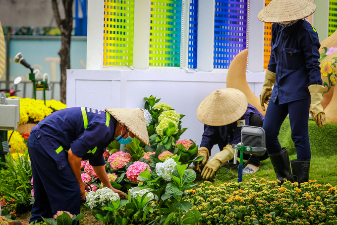 S&aacute;t thời điểm khai mạc, c&ocirc;ng nh&acirc;n gấp r&uacute;t ho&agrave;n thiện những c&ocirc;ng đoạn cuối như trang tr&iacute; hoa ở những tiểu cảnh, l&agrave;m hệ thống điện, chiếu s&aacute;ng, dọn vệ sinh...