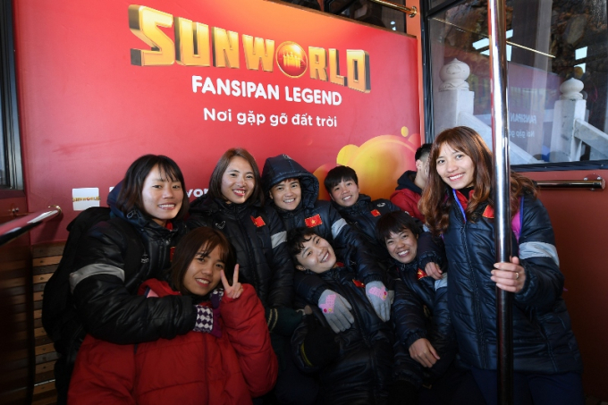 Tuyển U23 ch&agrave;o cờ tr&ecirc;n đỉnh Fansipan.