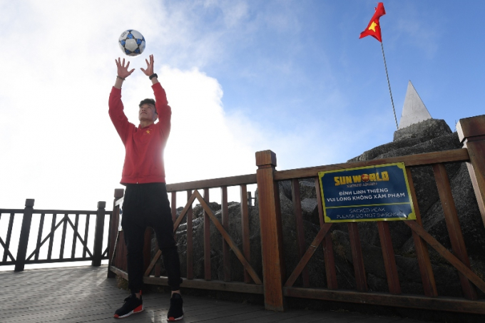 M&agrave;n bắt b&oacute;ng của thủ m&ocirc;n B&ugrave;i Tiến Dũng tr&ecirc;n đỉnh Fansipan.