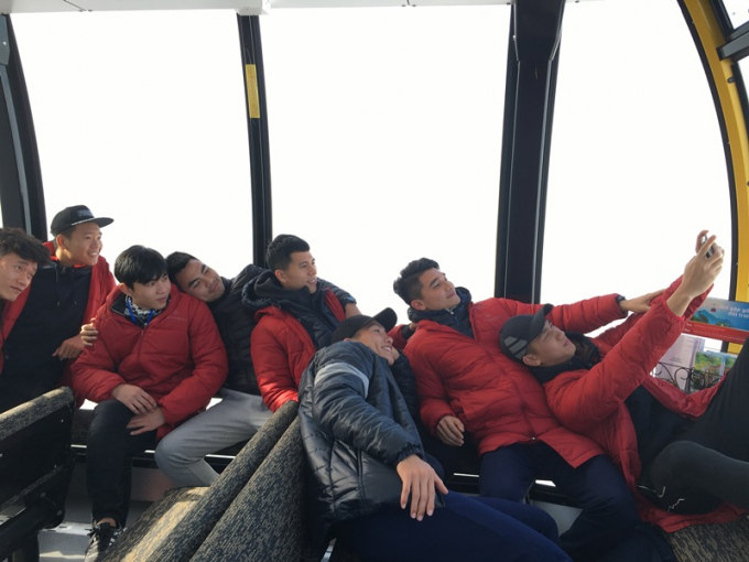 C&aacute;c tuyển thủ trải nghiệm c&aacute;p treo Fansipan Sa Pa.