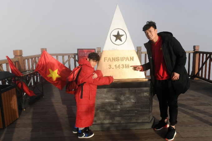 Tuyển U23 ch&agrave;o cờ tr&ecirc;n đỉnh Fansipan.