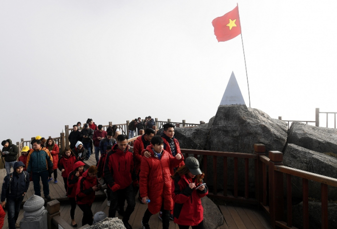 Tuyển U23 ch&agrave;o cờ tr&ecirc;n đỉnh Fansipan.