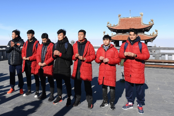 Dâng hương tại Bích Vân Thiền Tự (1)