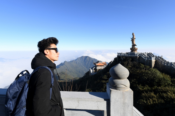 Bùi Tiến Dũng dừng chân ngắm cảnh tại chòi vọng cảnh cuối đường La Hán trước khi thăm quan tượng Quan Thế Âm Bồ Tát (9)