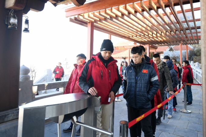 Nhóm cầu thủ hồi hộp, vui vẻ trước giờ trải nghiệm tàu hỏa leo núi (3)