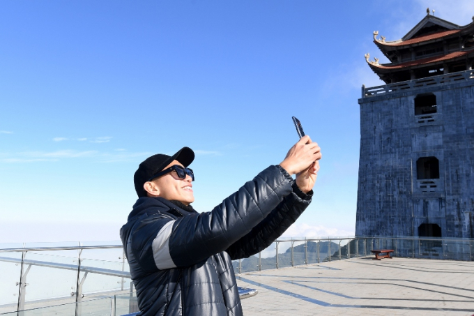 Các tuyển thủ chụp ảnh lưu niệm tại quảng trường ga đến cáp treo Fansipan. Phía sau là tháp chuông ở vị trí cao nhất Việt Nam - Vọng Lĩnh Cao Đài (10)