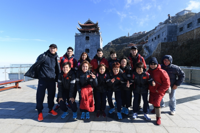 Các tuyển thủ chụp ảnh lưu niệm tại quảng trường ga đến cáp treo Fansipan. Phía sau là tháp chuông ở vị trí cao nhất Việt Nam - Vọng Lĩnh Cao Đài (6)