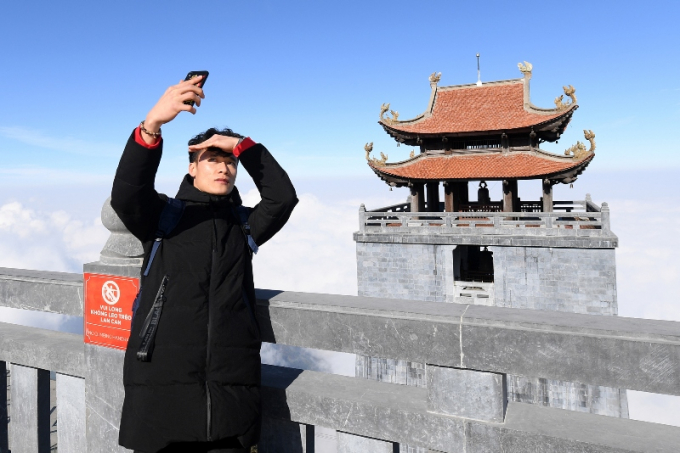 Các cầu thủ vui vẻ chụp hình cùng nhau và cùng người hâm mộ trên đường chiêm bái quần thể tâm linh Fansipan (3)