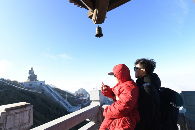 Bùi Tiến Dũng dừng chân ngắm cảnh tại chòi vọng cảnh cuối đường La Hán trước khi thăm quan tượng Quan Thế Âm Bồ Tát (6)