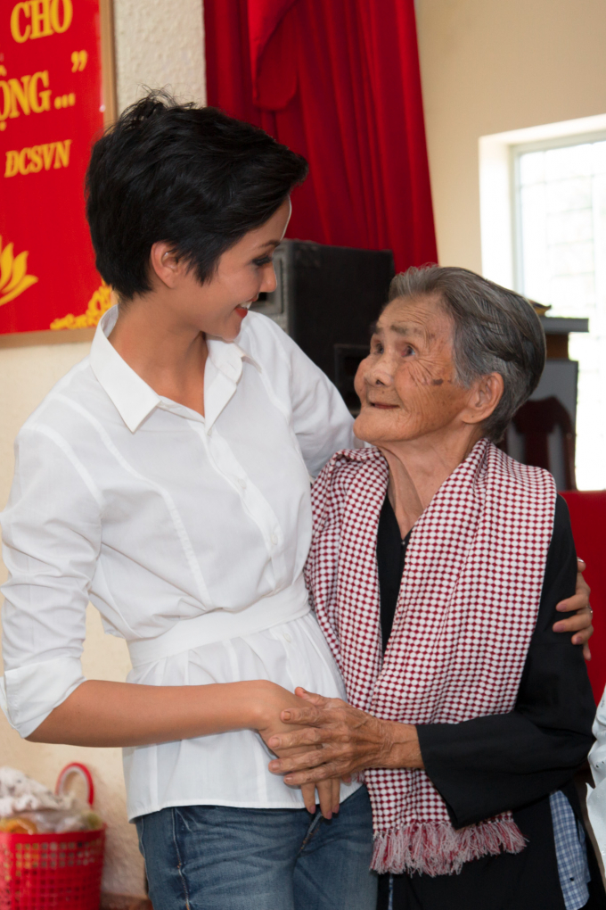 Cận Tết, Hoa hậu Ho&agrave;n vũ H'hen Ni&ecirc; mang y&ecirc;u thương đến Long An