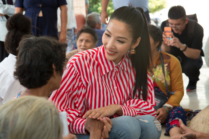 Cận Tết, Hoa hậu Ho&agrave;n vũ H'hen Ni&ecirc; mang y&ecirc;u thương đến Long An