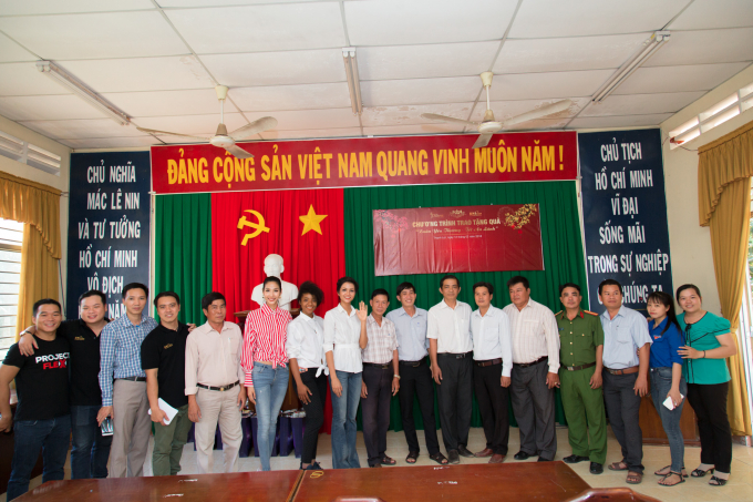 Cận Tết, Hoa hậu Ho&agrave;n vũ H'hen Ni&ecirc; mang y&ecirc;u thương đến Long An