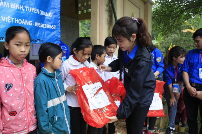 &nbsp;Những phần qu&agrave; tuy nhỏ nhưng phần n&agrave;o gi&uacute;p c&aacute;c em th&ecirc;m phần ấm &aacute;p trong những ng&agrave;y đ&ocirc;ng gi&aacute; r&eacute;t.