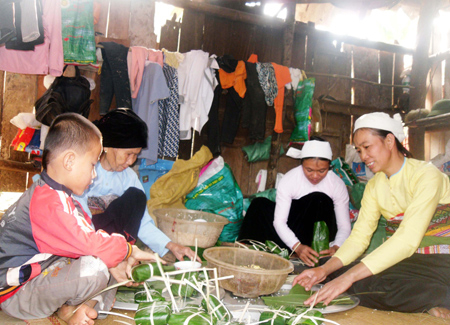 Người Mường g&oacute;i b&aacute;nh chưng ăn Tết. (Ảnh: Minh Phượng/ danviet.vn)