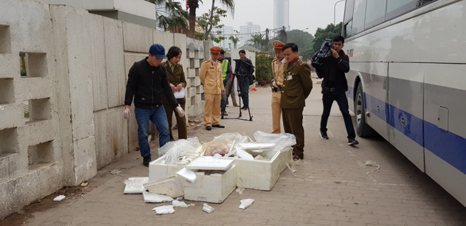 Lực lượng chức năng đ&atilde; bắt giữ xe kh&aacute;ch chở số lượng khủng nội tạng đ&atilde; bốc m&ugrave;i h&ocirc;i thối v&agrave;o H&agrave; Nội để ti&ecirc;u thụ.