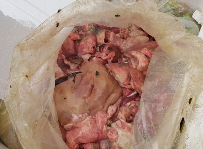 Số lượng nội tạng h&ocirc;i thối bốc m&ugrave;i.