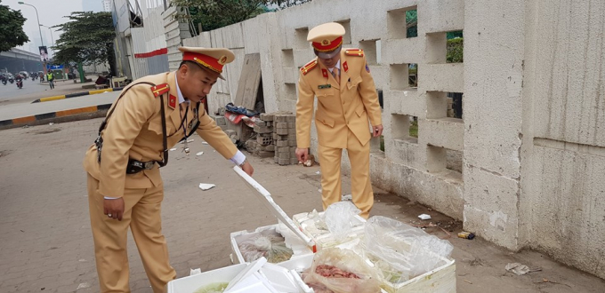 CSGT bắt xe kh&aacute;ch chở gần 3 tạ nội tạng thối tuồn v&agrave;o H&agrave; Nội.