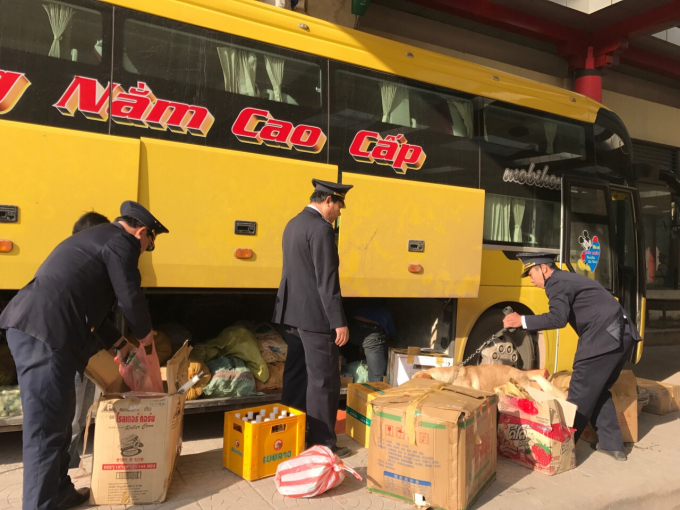 Tăng cường kiểm tra tại cửa khẩu quốc tế Cha Lo (Ảnh. Hải Long).