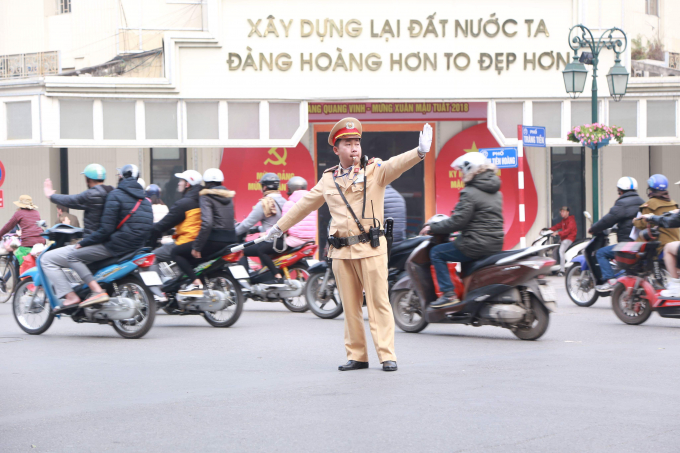 &nbsp;Chiến sĩ CSGT hướng dẫn, ph&acirc;n luồng giao th&ocirc;ng tại Ng&atilde; tư Tr&agrave;ng Tiền - H&agrave;ng B&agrave;i v&agrave;o chiều 13/2.