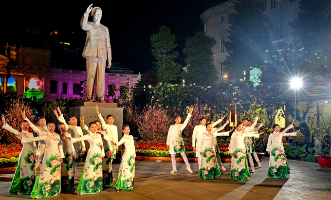 Nhiều tiết mục văn nghệ ch&agrave;o mừng.