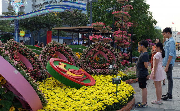 C&aacute;c em nhỏ được bố mẹ đưa ra đường hoa thăm quan.