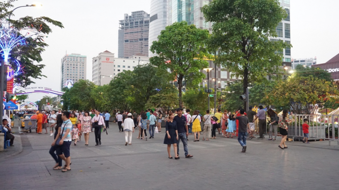 Đường hoa thu h&uacute;t đ&ocirc;ng đảo kh&aacute;ch thăm quan.