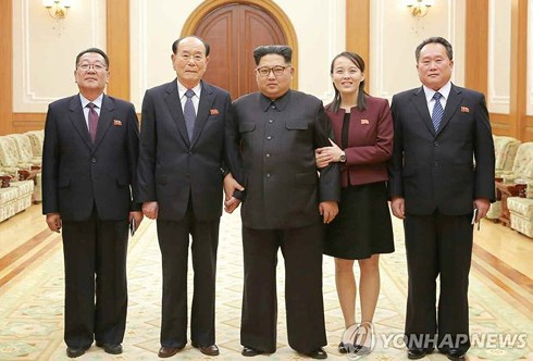 Nh&agrave; l&atilde;nh đạo Kim Jong Un nghe ph&aacute;i đo&agrave;n b&aacute;o c&aacute;o sau khi từ H&agrave;n Quốc trở về. Ảnh: Yonhap