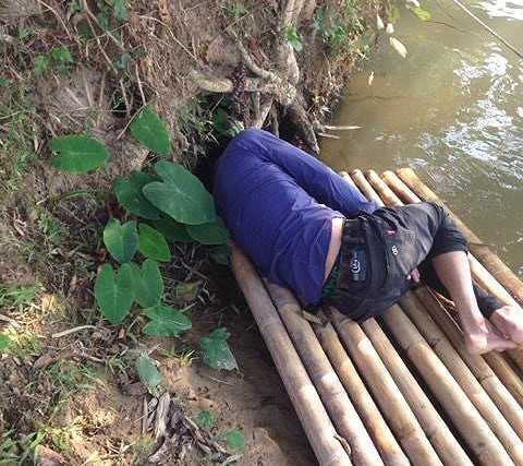 Khi đi qua bờ s&ocirc;ng Hiếu, người d&acirc;n ph&aacute;t hiện một người đ&agrave;n &ocirc;ng nằm co ro tr&ecirc;n chiếc b&egrave; nứa.