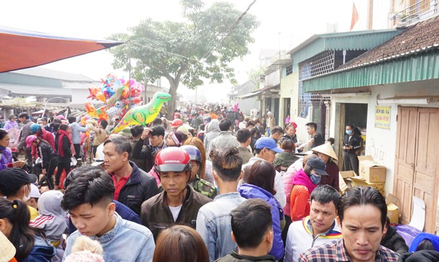 Chợ Dinh l&agrave; phi&ecirc;n chợ huyện của huyện Y&ecirc;n Th&agrave;nh (Nghệ An), mỗi th&aacute;ng họp 3 phi&ecirc;n v&agrave;o c&aacute;c ng&agrave;y m&ugrave;ng 9, 19 v&agrave; 29 &acirc;m lịch. 29 Tết l&agrave; phi&ecirc;n chợ cuối c&ugrave;ng trong năm, thu h&uacute;t h&agrave;ng ngh&igrave;n người d&acirc;n trong huyện về đ&acirc;y mua b&aacute;n