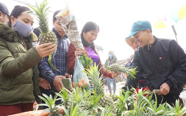 Chợ b&agrave;y b&aacute;n những sản vật do người d&acirc;n trong huyện v&agrave; v&ugrave;ng phụ cận sản xuất ra. Trong ảnh, người d&acirc;n chọn dứa để b&agrave;y l&ecirc;n m&acirc;m quả d&acirc;ng tổ ti&ecirc;n ng&agrave;y Tết. Mỗi quả dứa được b&aacute;n với gi&aacute; từ 10-15 ngh&igrave;n đồng