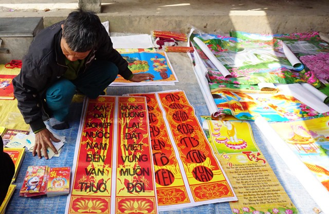 Chen ch&acirc;n đi chợ phi&ecirc;n thuần qu&ecirc; lớn nhất trong năm