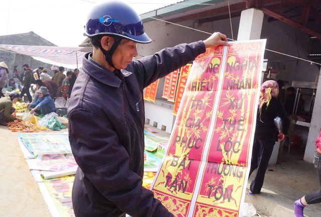 Ở phi&ecirc;n chợ Dinh ng&agrave;y cuối năm, người ta c&oacute; thể bắt gặp những sạp b&aacute;n h&agrave;ng tranh ảnh, c&acirc;u đối đỏ. Mỗi cặp c&acirc;u đối c&oacute; gi&aacute; 15 ngh&igrave;n đồng được nhiều người chọn mua về d&aacute;n trong nh&agrave;, nhắc nhở con ch&aacute;u c&ocirc;ng đức của tổ ti&ecirc;n, &ocirc;ng b&agrave; cũng như niềm mong ước v&agrave;o đất nước th&aacute;i b&igrave;nh, thịnh vượng