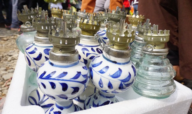 Phi&ecirc;n chợ cuối năm, người xa qu&ecirc; trở về c&oacute; thể ho&agrave;i niệm với những chiếc đ&egrave;n dầu ngọn bấc. Khi nhiều gia đ&igrave;nh chọn những chiếc b&oacute;ng đ&egrave;n điện nhỏ xinh v&agrave; những c&acirc;y nến thắp l&ecirc;n b&agrave;n thờ th&igrave; những chiếc đ&egrave;n dầu n&agrave;y cũng &iacute;t xuất hiện hơn trước