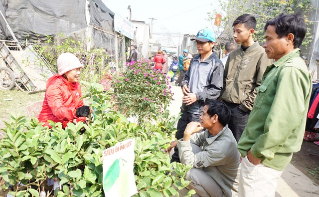 Người d&acirc;n tranh thủ đi mua sắm những vật dụng cho Tết...