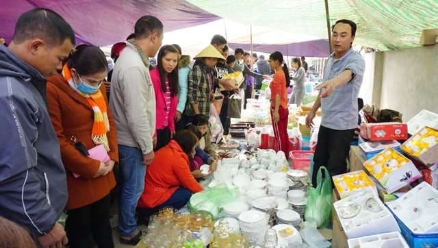 Đi chợ ng&agrave;y Tết kh&ocirc;ng chỉ c&oacute; c&aacute;nh phụ nữ. Nhiều người đ&agrave;n &ocirc;ng đi chợ phi&ecirc;n cuối năm để chọn mua n&ocirc;ng, ngư cụ... chuẩn bị cho một năm sản xuất tiếp theo